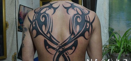 满背月轮图腾纹身