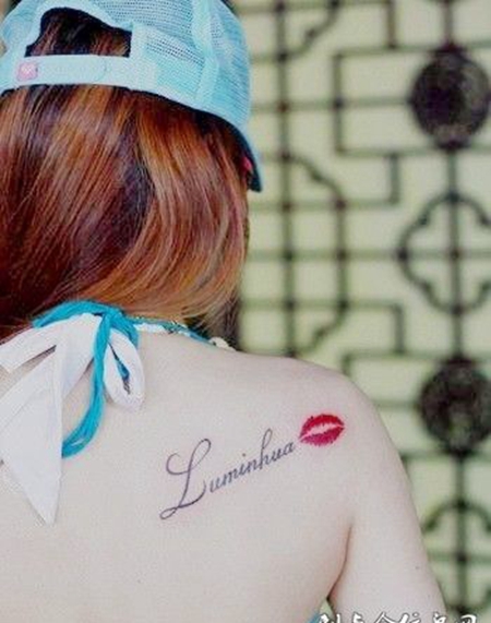 美女肩部英文唇印纹身图案