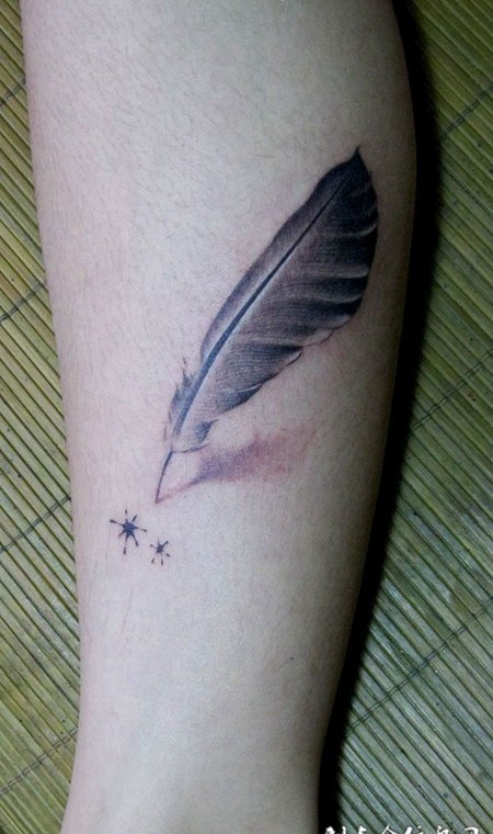 小腿上的羽毛纹身