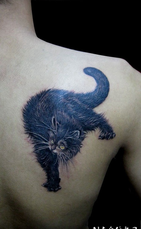 后背上的黑猫纹身