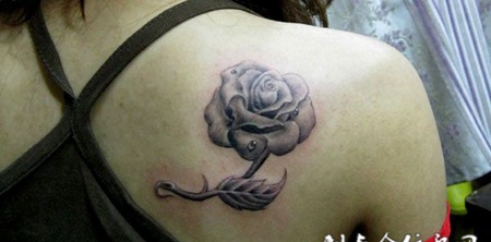 后背上的玫瑰花纹身