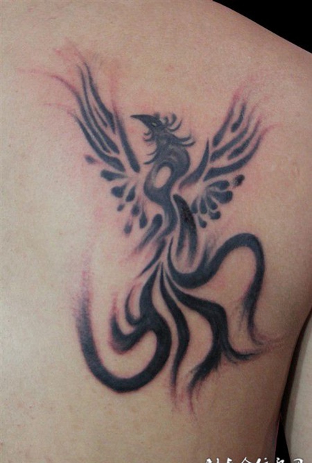 肩膀后的图腾凤凰纹身