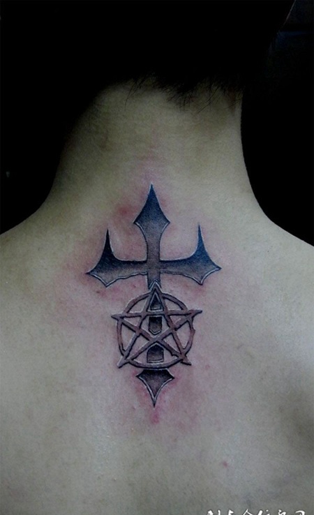 后背上十字架五芒星纹身图案