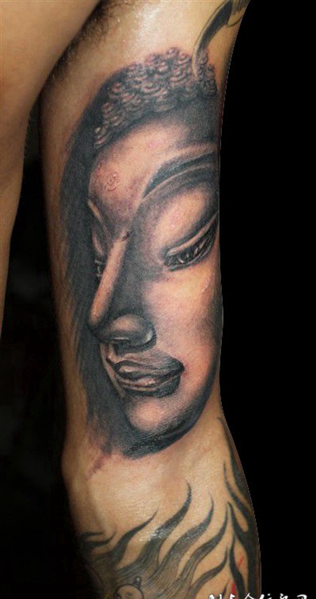 胳膊上的佛纹身