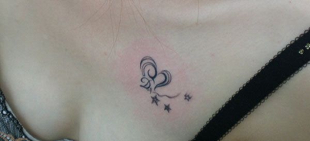 美女胸部性感心形纹身图案