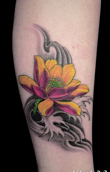 腿部荷花纹身