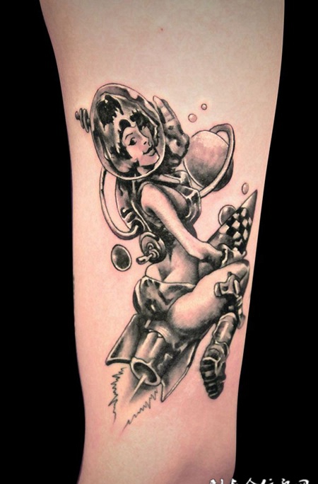 胳膊上的美女纹身