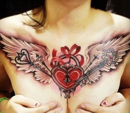 胸部性感长翅膀心形锁纹身图案