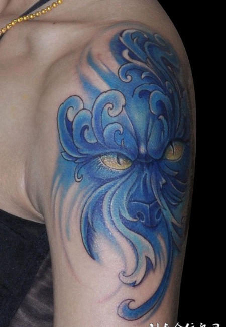 胳膊上的蓝色恶魔纹身