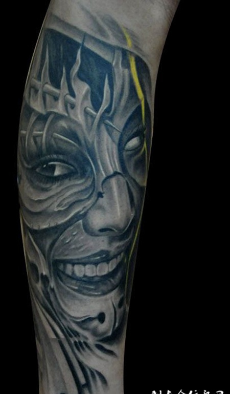 胳膊上的恶魔纹身