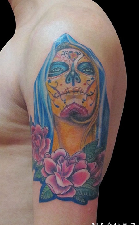 胳膊上的花脸骷髅纹身