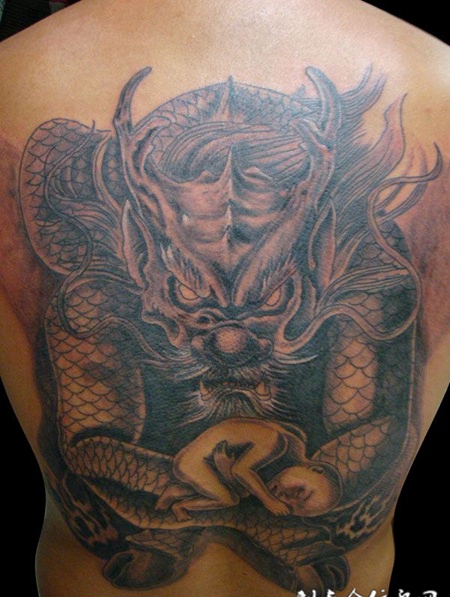 满背麒麟护子纹身