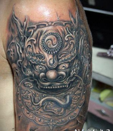 胳膊上的太极狮子纹身