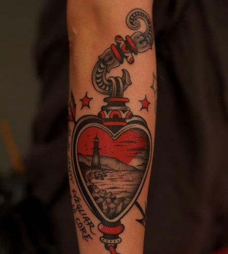 手臂个性心形挂链纹身图案