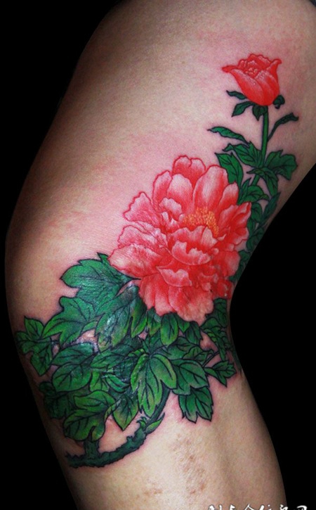 腿部的牡丹纹身