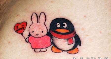 肩膀上的小企鹅纹身