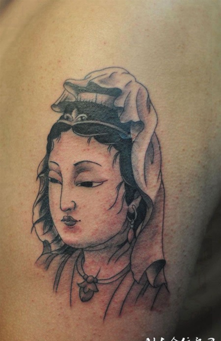 后背上的菩萨纹身图案