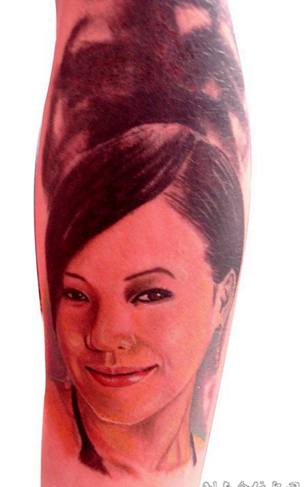 胳膊上的美女头像纹身