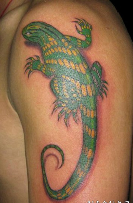 胳膊上的变色龙纹身