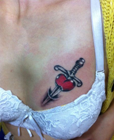 美女胸部匕首心形纹身图案