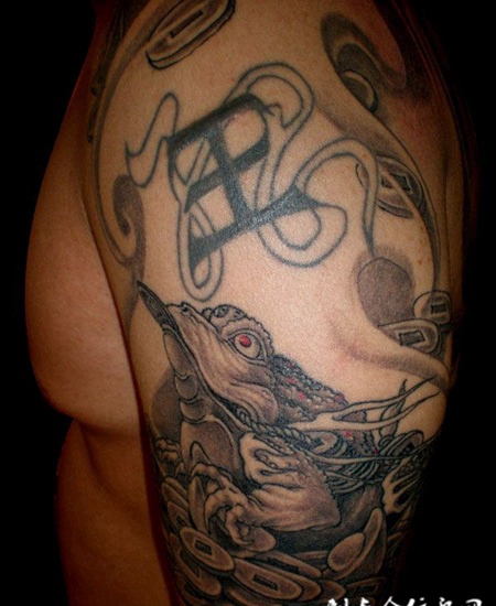 大臂招财金蟾纹身