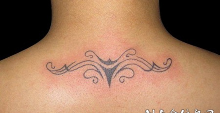 颈后花纹纹身