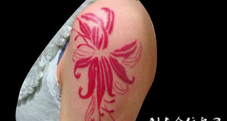 胳膊上的兰花纹身