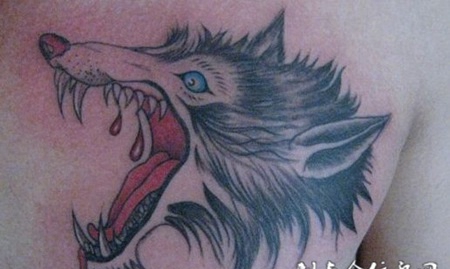 张大嘴的狼头纹身