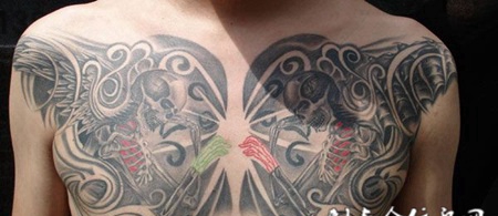 胸前的骷髅翅膀纹身