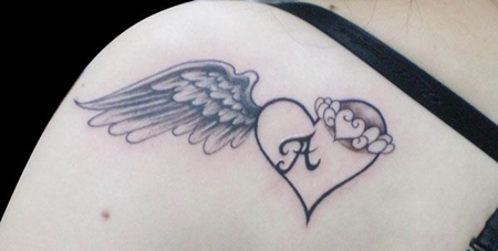 肩部上的心形带翅膀纹身图案