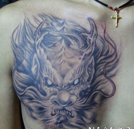 胸前的恶魔纹身
