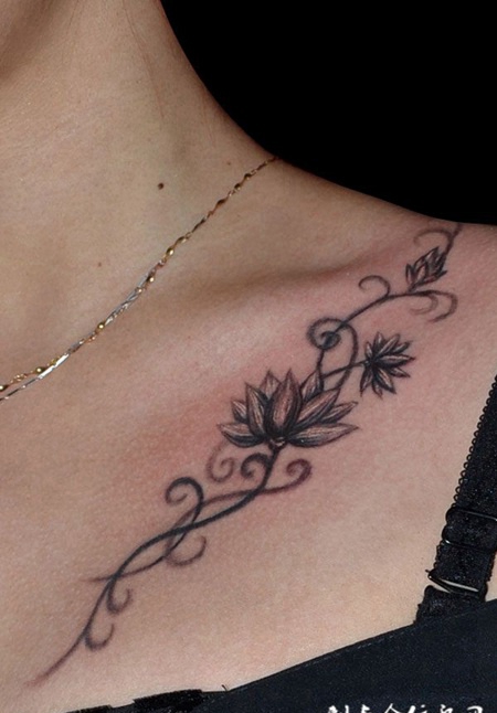 肩膀上花藤纹身