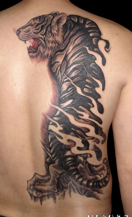 后背上的老虎纹身