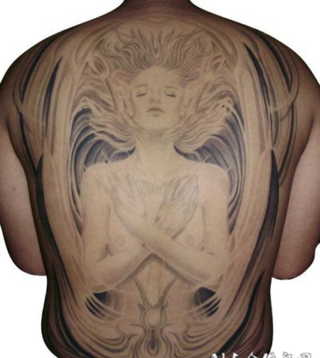 满背女性天使纹身