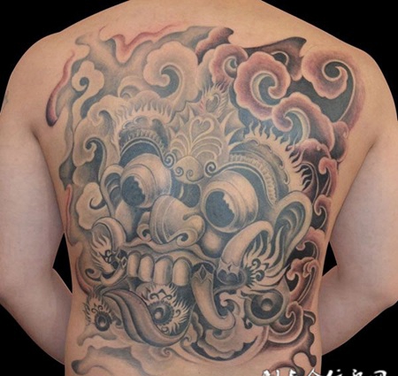 满背印尼神像巴隆纹身