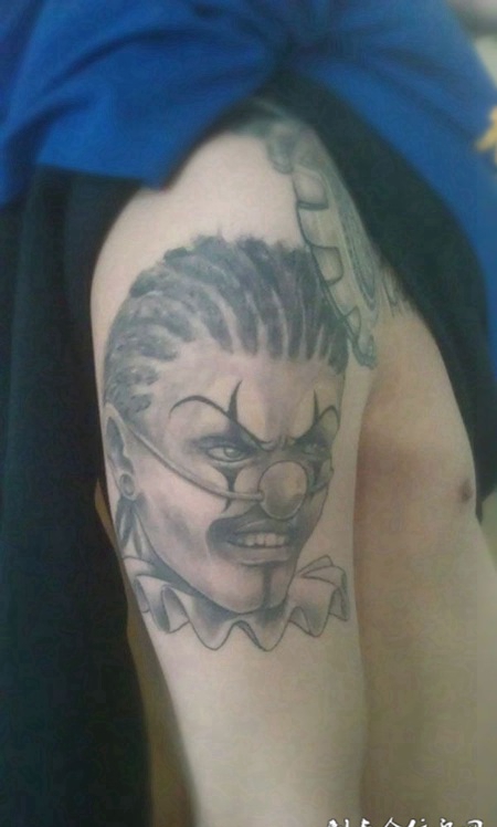 胳膊上的小丑纹身