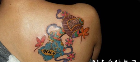 后背上的招财纹身