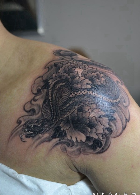 肩膀上的牡丹蛇纹身