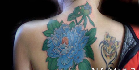 背部牡丹纹身