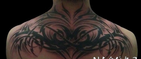 背部抽象翅膀纹身