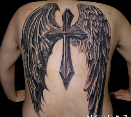 满背十字架翅膀纹身