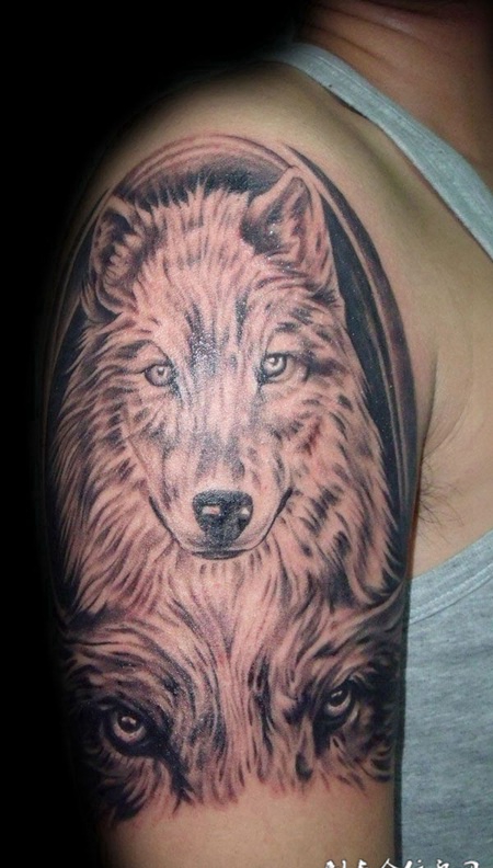 胳膊上的狼头纹身
