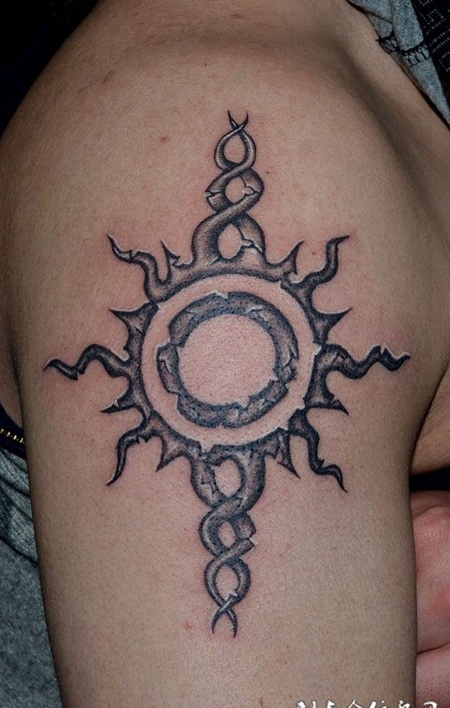 胳膊上的太阳纹身
