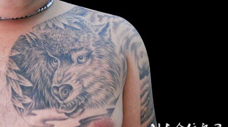 半胛狼头纹身