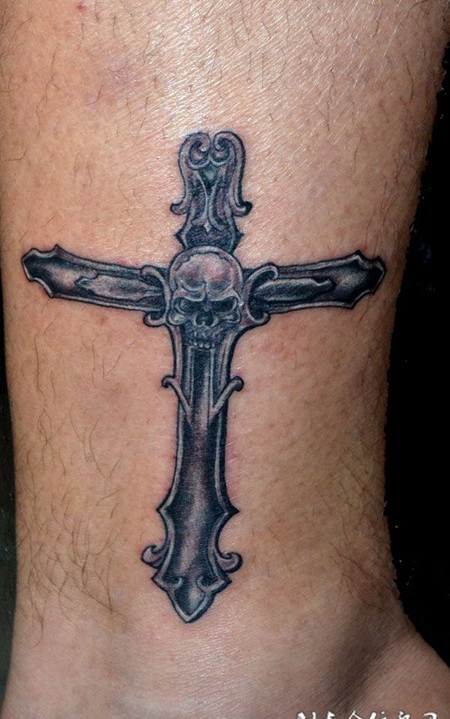脚踝上的十字架纹身