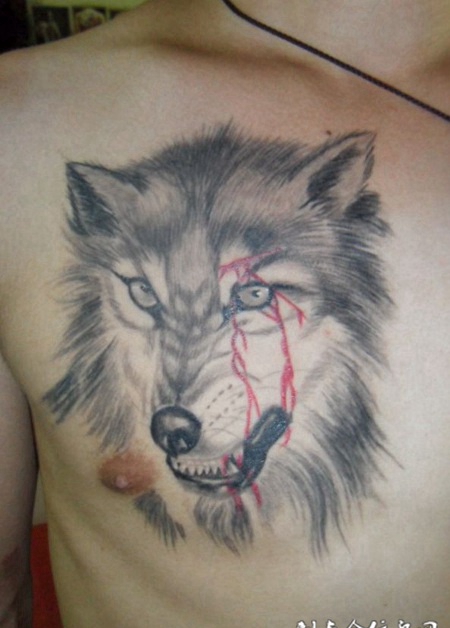 胸前的狼头纹身