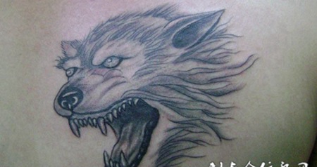 怒吼的狼头纹身