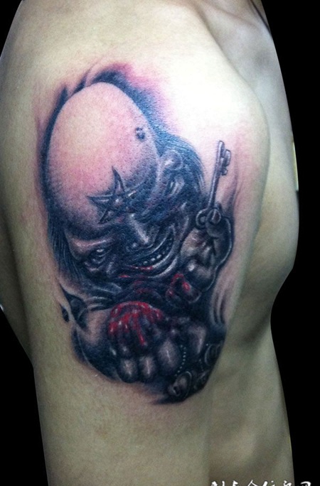 胳膊上的小恶魔纹身