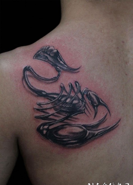 后背上的蝎子纹身