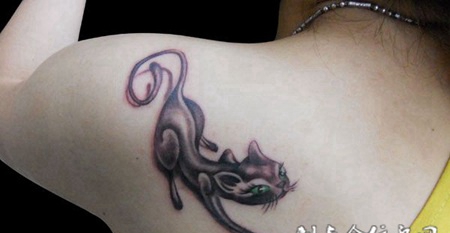 肩膀上的小猫纹身
